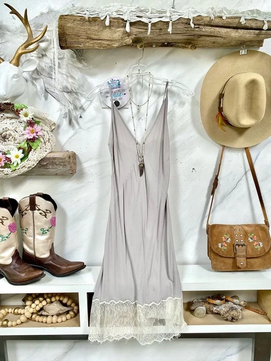 Aritzia Wilfred Moulin satin dress w lace detailing shabby chic vibe - Picture 2 of 7